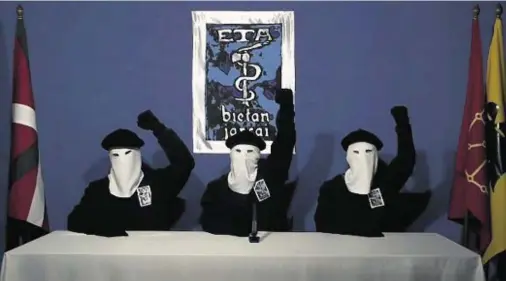  ??  ?? PLEDGE: Masked members of the separatist group Eta brandish their fists at a news conference at an unknown location