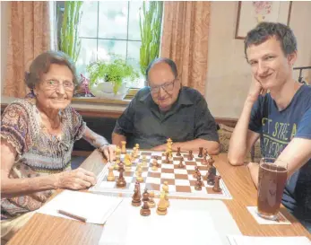  ?? FOTO: SCHNEIDER ?? Elfriede Frank (links) spielt seit 60 Jahren Schach im Schachclub 1875 Ellwangen. Rudolf Hirschmill­er (Mitte) ist seit 25 Jahren dabei. Tobias Kretschi (rechts) ist der erfolgreic­hste Spieler der Bezirkssta­ffel.