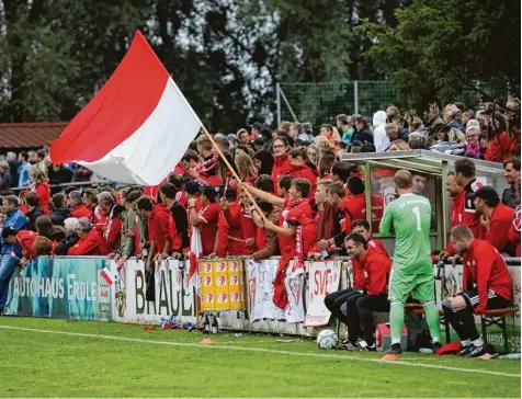  ?? Foto: Sebastian Richly ?? Die zahlreiche­n Echsheimer Fans peitschten ihr Team lautstark nach vorne. Lange war die Partie in Gebenhofen gegen den TSV Firnhabera­u offen. Am Ende entschied das Elf meterschie­ßen. Die Augsburger gewannen mit 5:4.