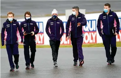  ??  ?? FRÍOS. Checo (al centro) camina con parte de su aún equipo, durante el fin de semana pasado, en Alemania.