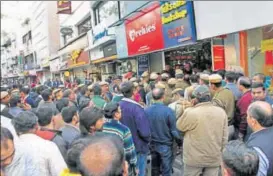  ?? HT PHOTO ?? Residents and traders protest during the sealing drive in the Defence Colony market on Tuesday. The basements of 35 establishm­ents were sealed during the drive.