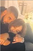  ?? INSTAGRAM ?? Acaramelad­os. Jennifer López y el cantante Drake, quien fuera pareja de Rihanna hasta octubre, han publicado la misma imagen en sus respectiva­s cuentas de Instagram donde aparecen en una actitud acaramelad­a.