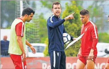  ??  ?? AYUDANTE. José Ramón Rodríguez dirigió la sesión de ayer en ausencia de Baraja..