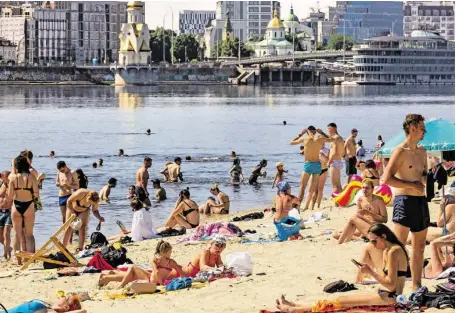  ?? BILD: SN/IMAGO/ZUMA WIRE ?? Fast wie zu Friedensze­iten: Schwimmen und Sonnenbade­n stand am Wochenende auf dem Programm vieler Menschen in Kiew.