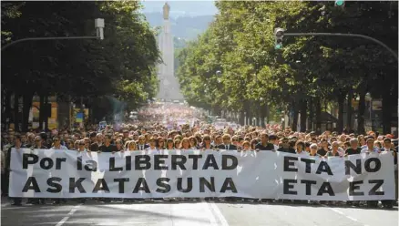  ?? A. ARRIZURIET­A AGENCE FRANCE-PRESSE ?? La mort d’un policier dans un attentat à la voiture piégée attribué à l’ETA à Bilbao, en 2009, avait provoqué une vaste réponse populaire.