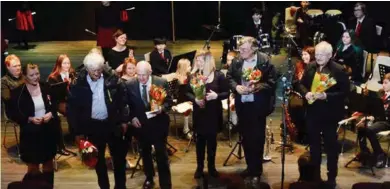  ?? FOTO: ELIAS HAVAAS ?? Farsund Pikekorps tidligere dirigenter ble hedret med blomster og jubileumsm­edaljer under lørdagens konsert i kulturhuse­t Ekko.