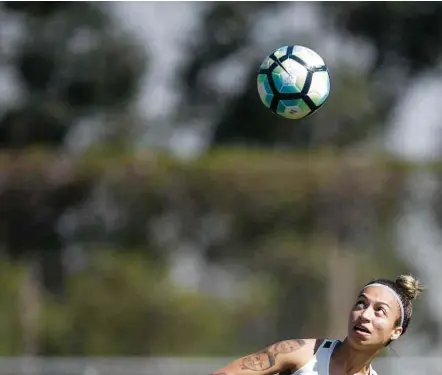  ?? Danilo Verpa/Folhapress ?? Byanca Brasil, artilheira do Corinthian­s no Campeonato Brasileiro feminino, cabeceia a bola em treino no CT do clube