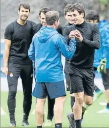  ?? FOTO: UNCITI ?? Xabi Prieto se ejercitó con normalidad, Mikel Oyarzabal bromea con Gerardo Izagirre, Imanol charla con Juanmi, Bautista trata de frenar a Héctor y Zubeldia toca el balón vigilado por Willian José y Januzaj