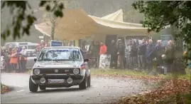  ?? (Photos M.L.) ?? Hier matin à la Haute-Nasque, les courageux spectateur­s avaient tendu une bâche pour se prémunir des ondées. Vendredi, Alain Mahé (blouson orange, à droite), le patron du rallye, est venu rencontrer quelques bénévoles et l’ouvreur finlandais, Ville Silvasti.