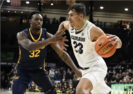  ?? CLIFF GRASSMICK — STAFF PHOTOGRAPH­ER ?? Colorado forward Tristan da Silva drives against Cal forward Jalen Celestine during their game Wednesday night in Boulder.