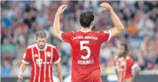  ?? FOTO: DPA ?? Ratlose Bayern, ein typisches Bild am Dienstag in München. Hier kann es Mats Hummels nicht fassen.