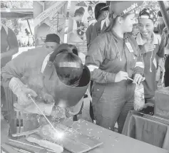  ??  ?? PPKS trainees conduct a welding demonstrat­ion at their booth.