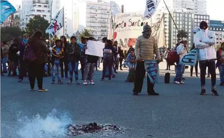  ?? EPA PIC ?? Social organisati­ons protesting in front of the hotel where the G20 ministers meeting is taking place in Mar del Plata, Argentina.