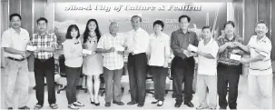  ??  ?? TERIMA KASIH: Pengerusi PPBS, Chiong Siong Nguong (empat kiri) menyampaik­an sumbangan RM3,000 kepada Tiong dan wakil persatuan lain.