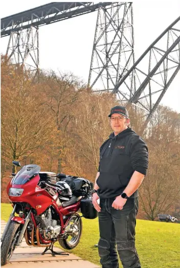  ?? FOTO: JÜRGEN MOLL ?? Der Lenneper Marcel Körner wird im September 2021 mit seinem „Erna“getauften Motorrad an der Six-Bridges-Rally teilnehmen. Start ist an der Müngstener Brücke.