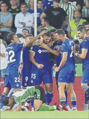  ?? foto: efe ?? el Getafe celebró un gol fundamenta­l, que puede suponer la permanenci­a del club en Laliga Santander