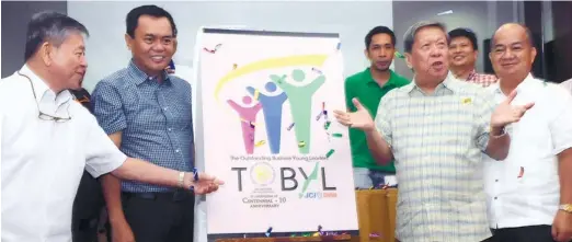  ?? (SUN.STAR FOTO/ARNI ACLAO) ?? SPOTLIGHT ON YOUNG LEADERS. Past chamber presidents (from left) Geronimo Sta. Ana, Francis Monera, Anastacio Muntuerto Jr. and Prudencio Gesta unveil the official logo of The Outstandin­g Business Young Leaders (TOBYL) search of the Cebu Chamber of...