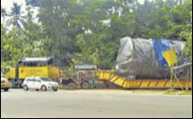  ?? HT PHOTO ?? The truck was carrying aerospace autoclave.