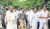  ?? ARIJIT SEN/HT ?? Former Karnataka CM Siddaramai­ah (left) arrives for the first coordinati­on committee meeting in Bengaluru on Thursday.