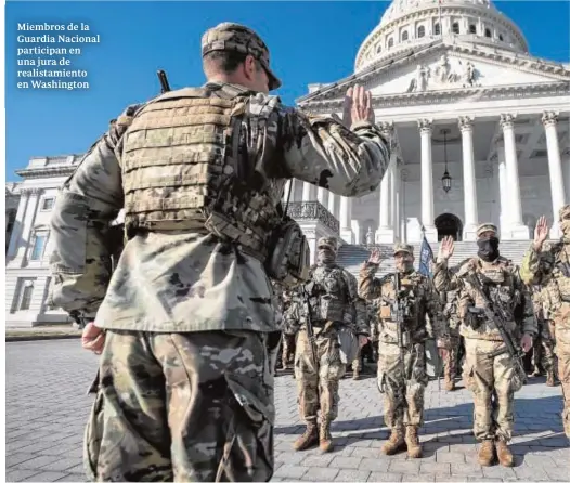  ??  ?? Miembros de la Guardia Nacional participan en una jura de realistami­ento en Washington