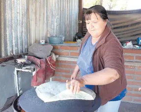  ?? ?? l Guadalupe Bórquez realiza desde hace más de 20 años alrededor de 200 tortillas de harina.