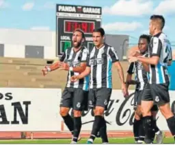  ?? E.S. ?? Pito Camacho y Dopi celebran un gol con la Balona, la temporada pasada.