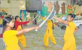  ?? HT PHOTO ?? ■ (Above and right) Girl students gather in the sports ground to learn war tactics for over one and a half hour — much like their defence academy counterpar­ts.