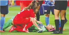  ?? KIM HONG-JI/REUTERS ?? Teammates comfort goalkeeper Stephanie Labbe after she was injured in a collision with Japan forward Mina Tanaka.