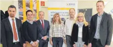  ?? FOTO: HAB ?? Sind begeistert vom deutschen Ausbildung­smodell: (von links) Marko Lietz, José Miguel Garcia, Agustin Siguenza, Maria Altamira Hernando, Michael Wolff (ZF), Astrid Lommek (BBQ) und Dominik Maier (Handwerksk­ammer Ulm) diskutiere­n über Ausbildung und Lehre.