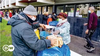  ??  ?? Alimentos donados para personas que han perdido su empleo en Ámsterdam
