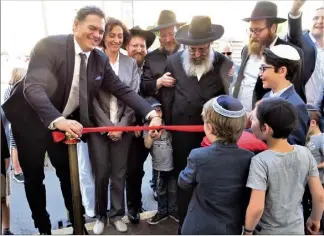  ?? (Photo N.N.) ?? Philippe Tabarot, vice président du conseil régional a eu l’honneur de couper le ruban de la nouvelle synagogue du Cannet.