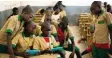  ?? Foto: Prinsloo/Unicef/dpa ?? Diese Kinder aus dem Kamerun scharen sich um zwei Tablets. Nicht alle Men schen auf der Welt können einfach ins In ternet gehen.