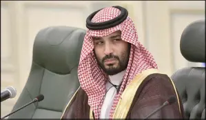  ??  ?? ولي العهد السعودي محمد بن سلمان
لقتل مواطنين في اليمن، قال: «هم )السعوديون( لا يعرفون كيفية استخدام السلاح».
لم تقنــع الكونغــرس تفســيرات ترامب. وفي نيســان 2019 اتخذ قرار شارك فيه الحزبان لإنهاء التدخل الأمريكي في اليمن. وضع ترامب فيتو على القرار وتجاوز منع بيع الســاح للسعودية بإعلان وضع طوارئ مــع إيران، الذي مكنــه من مواصلة الاستجابة لطلبات الســعودية. وخصصت الإدارة الأمريكية حوالي 750 مليون دولار لتدريب مقاتلين وطياريــن ســعوديين للحرب في مناطــق مأهولة بالســكان بهدف منع المس بالمدنيين، وعرضت على الســعودية قائمة لـ 33 ألف هــدف يجب عدم المس بها. ولكن يبدو أن الســعوديي­ن لم يتأثروا من هذا البرنامج فاســتمرت الخروقات. بالمناســب­ة، أحد المتدربين الســعوديي­ن الذين شــاركوا في برنامج التدريب هذا، وهو الملازم محمد الشمراني، قتل في كانون الأول ثلاثة جنــود أمريكيين وأصاب ثمانية جنود في فصل دراسي في قاعدة جوية في بنسكولا في فلوريــدا. وقد تبــن أن الشــمراني كان مؤيداً للقاعــدة، وأن مشــاركته في الدورة تــدل على أن المصفاة الشديدة التي استخدمتها الولايات المتحدة بعد عمليات الحادي عشر من أيلول مليئة بالثقوب.