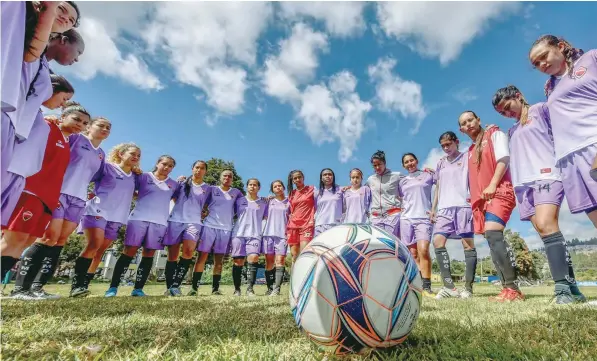  ?? GIRLS’ FOOTBALL: — AFP ?? Colombia’s Patriotas club female footballer­s before the start of a training session in Tunja, Colombia.