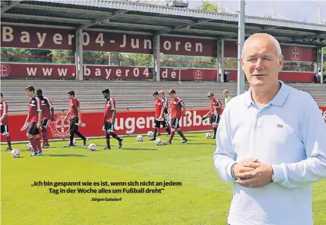  ?? ARCHIV-FOTO: UWE MISERIUS ?? Jürgen Gelsdorf auf dem Trainingsg­elände am Kurtekotte­n. Im Hintergrun­d ist Bayers U 14 zu sehen.