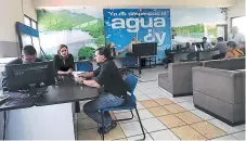  ??  ?? En las oficinas de Atención al Cliente se atiende a los clientes que solicitan los arreglos de pago.