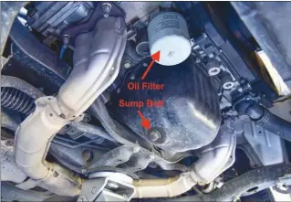 ??  ?? Filtro de aceite (oil filter) y tornillo o tapón del cárter (sump bolt). Se debe verificar el correcto apriete de este bulón debido a que su función es esencial.