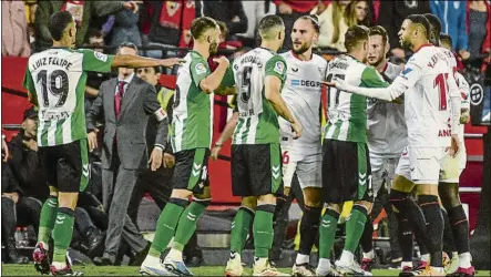  ?? FOTO: EFE ?? Jugadores del Sevilla y del Real Betis, en una tangana
El derbi disputado en el Sánchez Pizjuán acabó con nervios a flor de piel