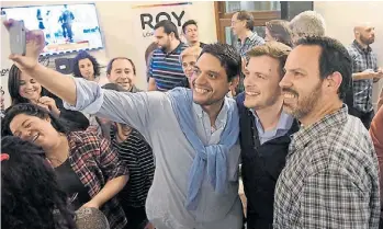  ??  ?? Sorpresa. López Molina (centro), en su campaña triunfal del 2017 para concejal.