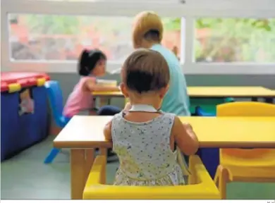  ?? M. H. ?? Dos alumnas y su maestra en el aula de una escuela infantil.