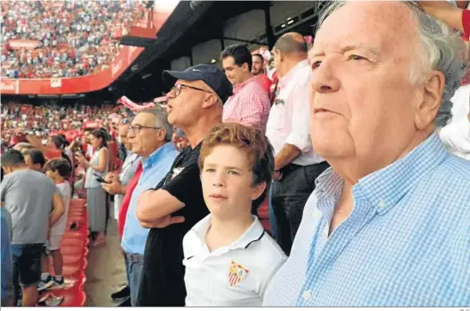  ?? M. G. ?? Garzón del Peral, con su nieto José María en un partido del Sevilla.