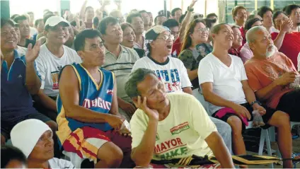  ?? SUNSTAR FOTO / ALLAN DEFENSOR ?? FANS FOREVER. A Pacman fight still draws the crowd, young and old. The police recorded no crime in Cebu City while the fight was aired.