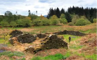  ??  ?? LOST VILLAGE
The lochside trail passes by the ruins of Kilmory Oib, a hamlet abandoned in Medieval times.