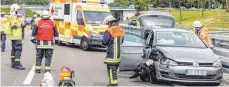 ?? FOTO: FLEMMING ?? Dieser Golf fuhr auf einen Sattelzug auf, der auf der Lindauer Autobahn plötzlich auf die linke Fahrspur fuhr. Alle vier Insassen wurden verletzt.