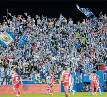  ?? ?? La afición del Leganés anima a los suyos durante el partido.