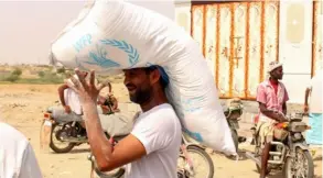  ?? AFP ?? Yemeníes desplazado­s de áreas cercanas a la frontera saudí reciben, en el 2019, ayuda del Programa Mundial de Alimentos.