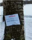  ?? Foto: Zissler ?? Die Stadt warnt jetzt mit Plakaten vor der dünnen Eisschicht.