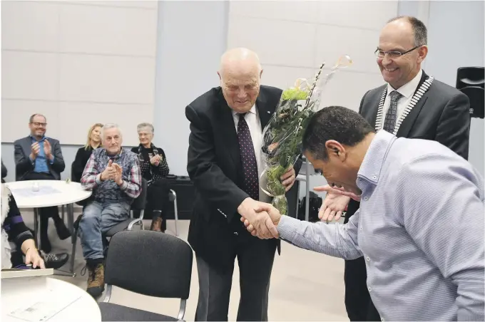  ??  ?? BLOMSTER: Knut Brautaset fikk både blomster, diplom og en reklamepla­kat fra Fuhr av kulturutva­lgsleder Rafik Ben A. Lajili (Ap) og ordfører Kjetil Glimsdal (KrF).