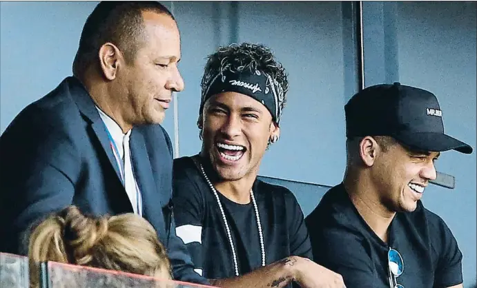  ?? FRANCOIS MORI / AP ?? Neymar ríe junto a su padre y uno de sus amigos en un palco del Parque de los Príncipes, desde donde siguió la victoria (2-0) de su equipo ante el Amiens en el arranque liguero