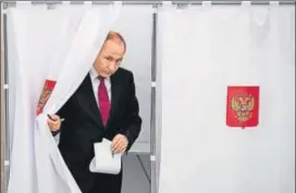  ?? REUTERS ?? Russian President and presidenti­al candidate Vladimir Putin at a polling station in Moscow.